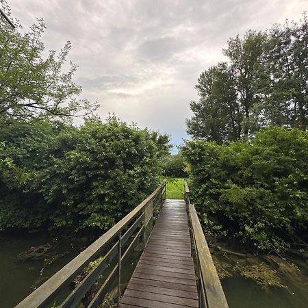 ホテル Houseboat - Beacon Of Happiness ブラチスラヴァ エクステリア 写真