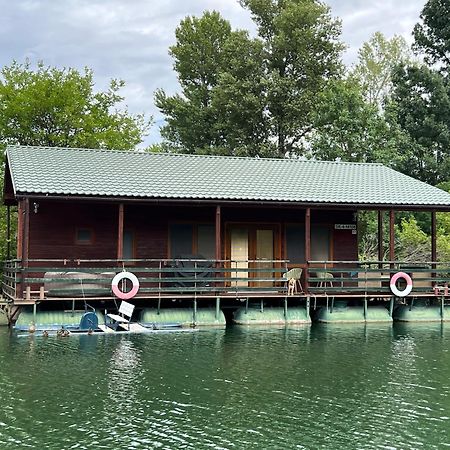 ホテル Houseboat - Beacon Of Happiness ブラチスラヴァ エクステリア 写真