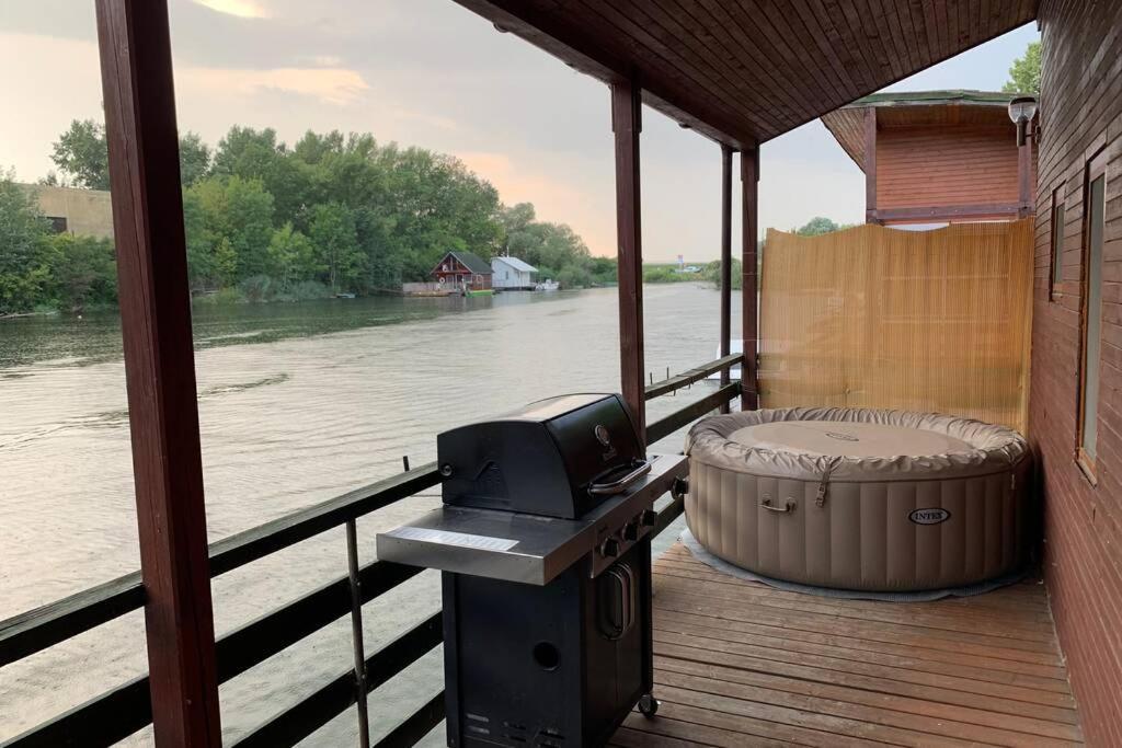 ホテル Houseboat - Beacon Of Happiness ブラチスラヴァ エクステリア 写真