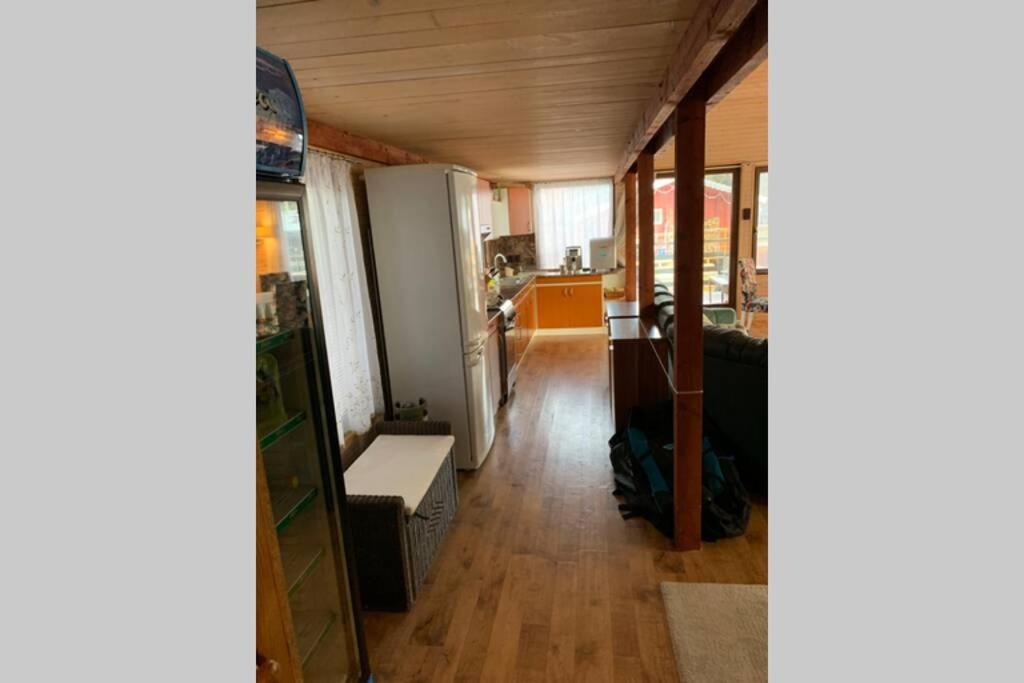 ホテル Houseboat - Beacon Of Happiness ブラチスラヴァ エクステリア 写真