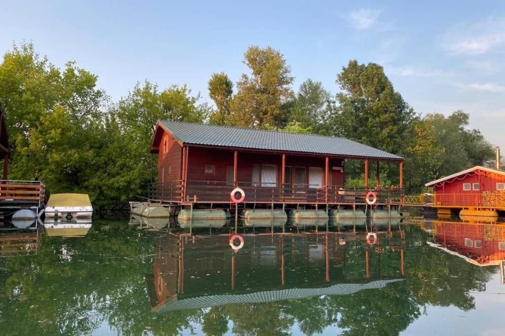 ホテル Houseboat - Beacon Of Happiness ブラチスラヴァ エクステリア 写真
