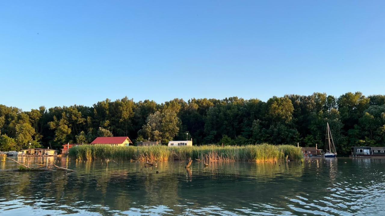 ホテル Houseboat - Beacon Of Happiness ブラチスラヴァ エクステリア 写真