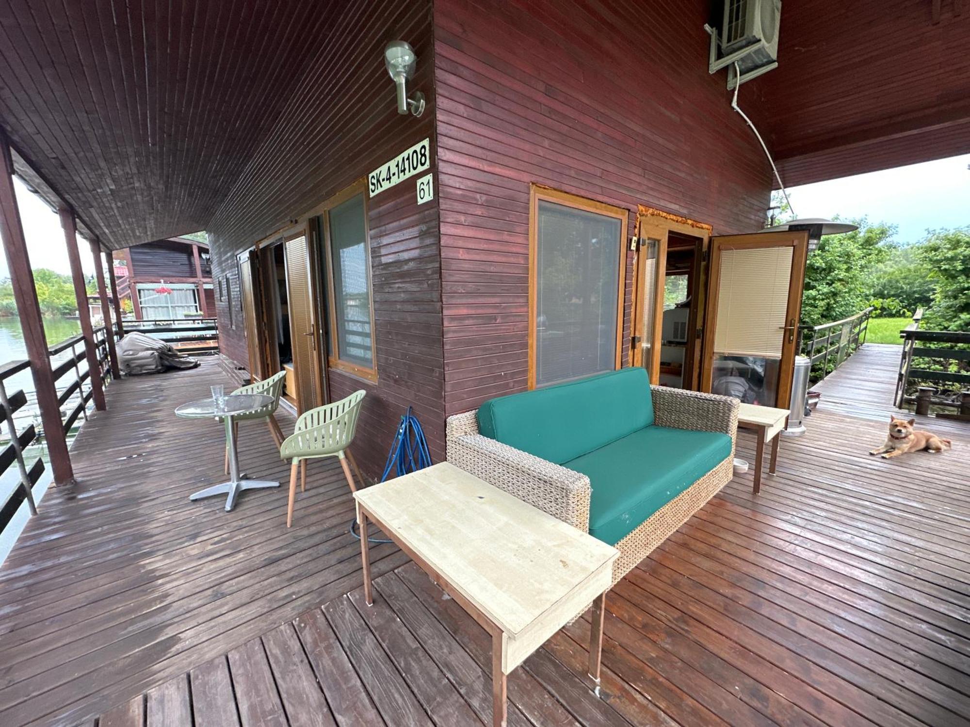ホテル Houseboat - Beacon Of Happiness ブラチスラヴァ エクステリア 写真